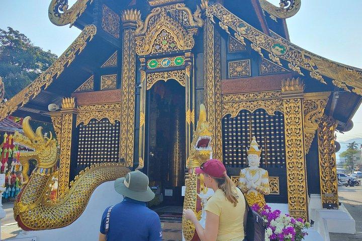 チェンマイ寺院＆旧市街の隠れ家小グループツアー2時間
