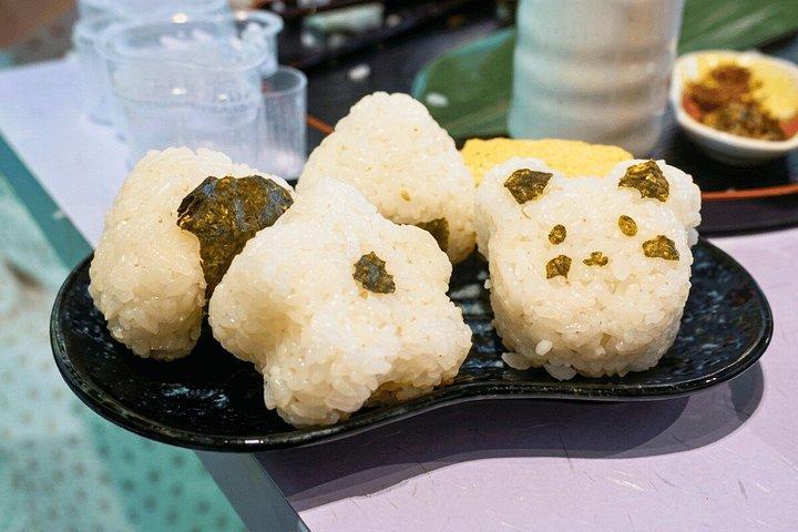 東京の料理教室で握り飯を作る