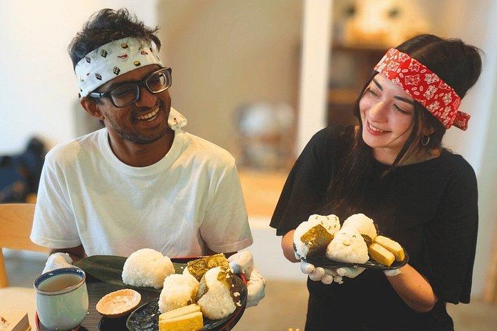 東京の料理教室で握り飯を作る
