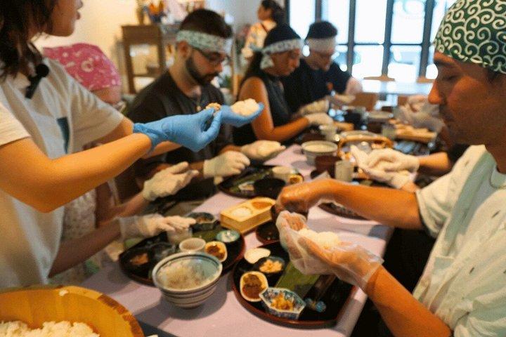 東京の料理教室で握り飯を作る