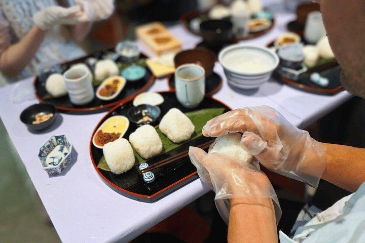 東京の料理教室で握り飯を作る