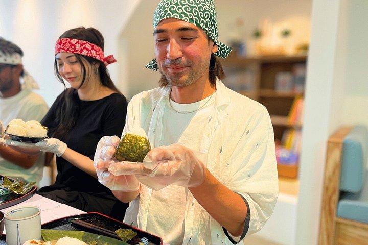 東京の料理教室で握り飯を作る