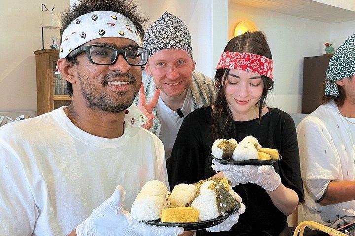 東京の料理教室で握り飯を作る