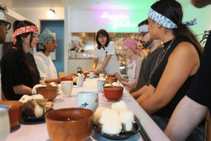 東京の料理教室で握り飯を作る
