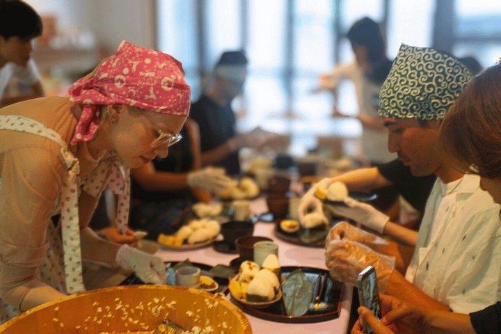 東京の料理教室で握り飯を作る