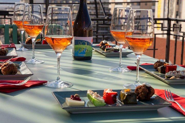 ソムリエと街並みを眺めながらのアテネギリシャワイン試飲