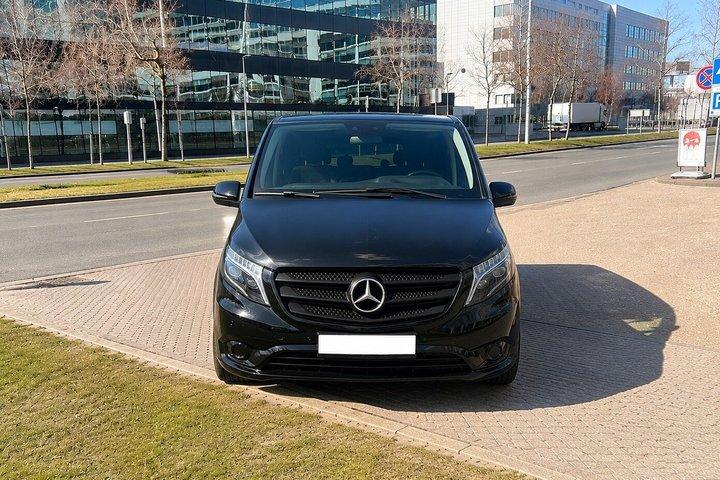 Transfer privato tra l'aeroporto di Vienna e Vienna City.