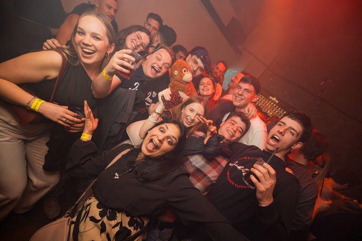 Praga Pub Crawl con Karlovy Lazne Entrada y disparos