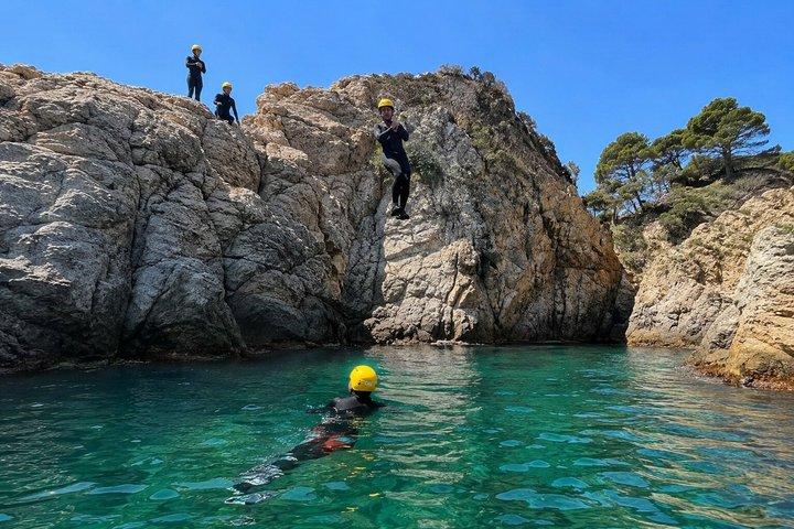 Coastering en la Costa Brava: saltos, snorkel entre acantilados