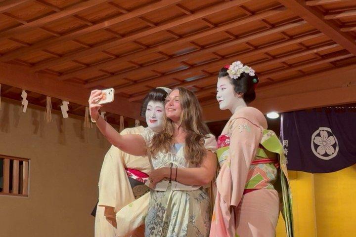 Kyoto: Eksklusiv geisha (maiko) show med middag, spil og åben bar