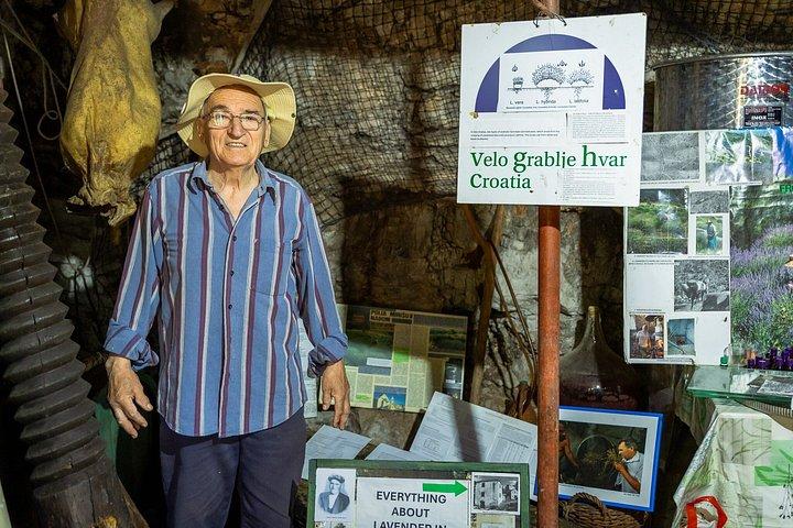 隠れたフヴァルエコトゥクトゥクツアー：ラベンダー畑、村、景色