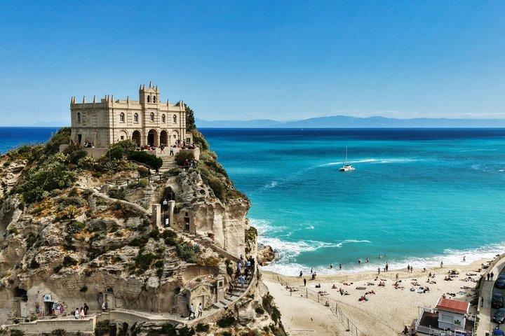Sessão de fotos em Tropea: Memórias icônicas em 20 fotos