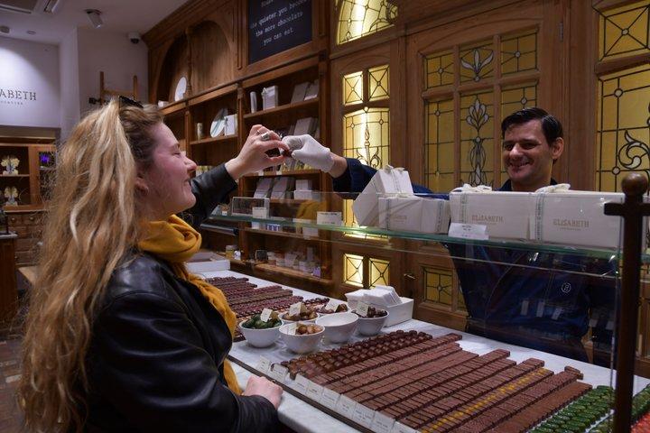 空腹のメアリーのブリュッセルでの有名なビールとチョコレート ツアー