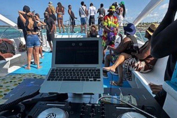 VIPヒップホップDJパーティーボートプンタカナ：無制限のドリンク＆ピックアップ