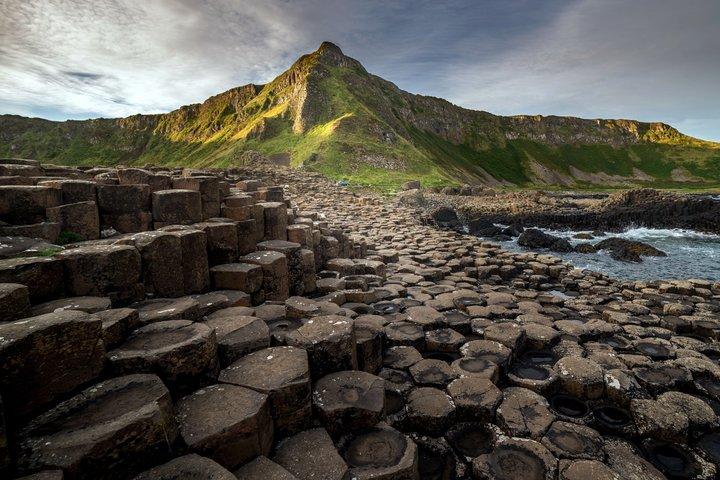 Giants Causeway, Rope Bridge & Dark Hedges Tour saindo de Belfast