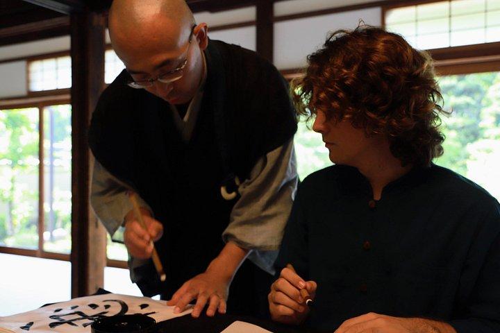 Experiencia de caligrafía en Kioto en Jusho in Temple