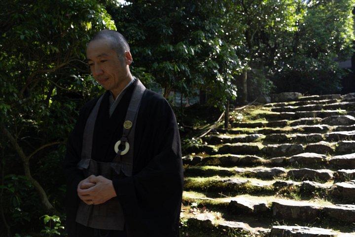 座禅後の茶道を通じた京都禅リトリート