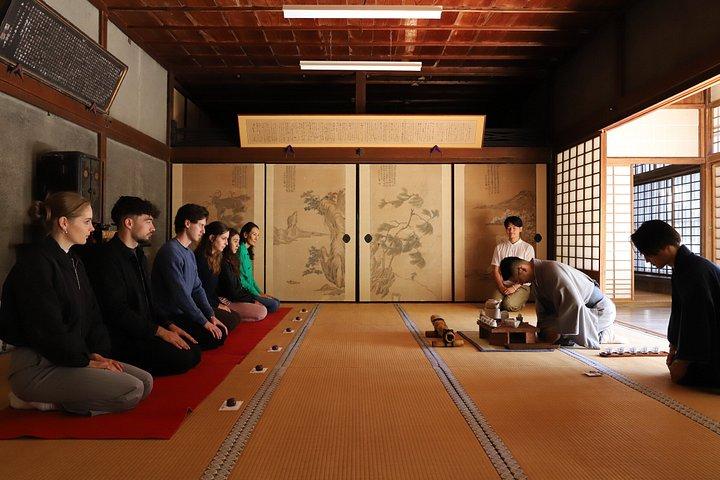 座禅後の茶道を通じた京都禅リトリート