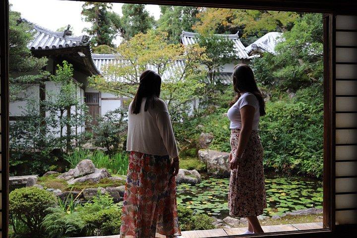 座禅後の茶道を通じた京都禅リトリート