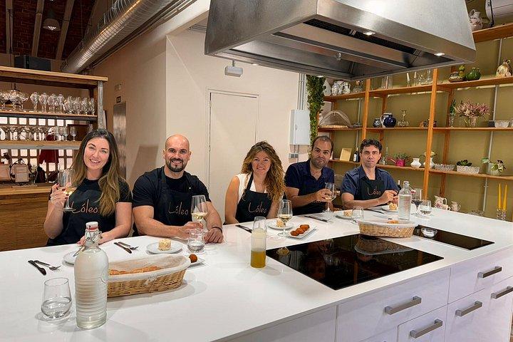 Tapas & Paella madlavningskursus i Madrid med en professionel kok