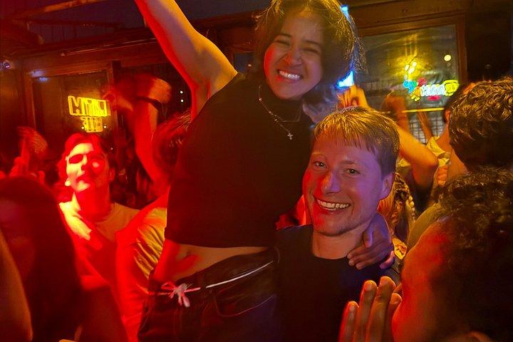 パブ・クローラー・イスタンブール：VIP入場屋上バー＆クラブ（パーティーバス付）