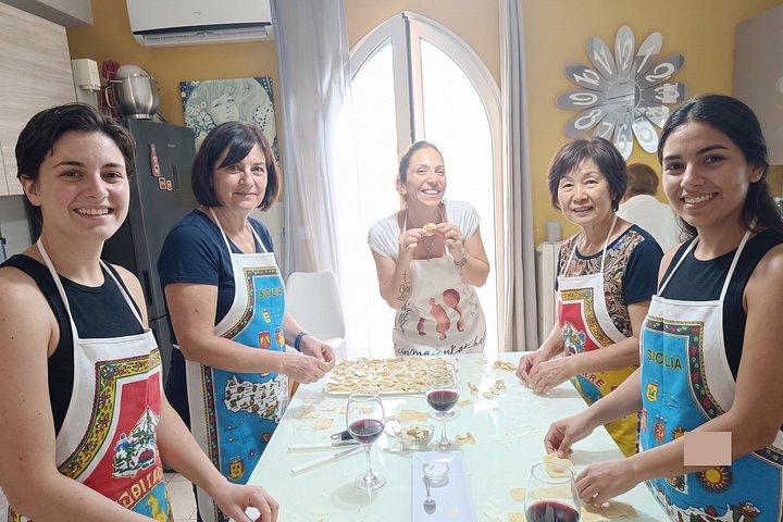 タオルミーナ：ワイン＆食事付き本格シチリアパスタ料理教室