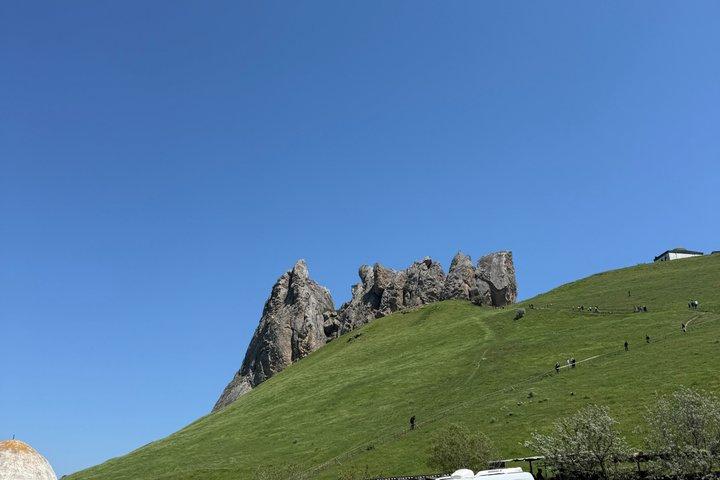 Azerbeidzjan Dagtour Snoeprietgebergte en Beshbarmag Berg