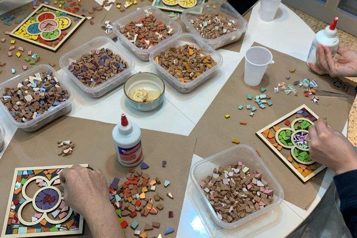 Taller de mosaicos Flor de Barcelona Trencadís junto al Park Güell