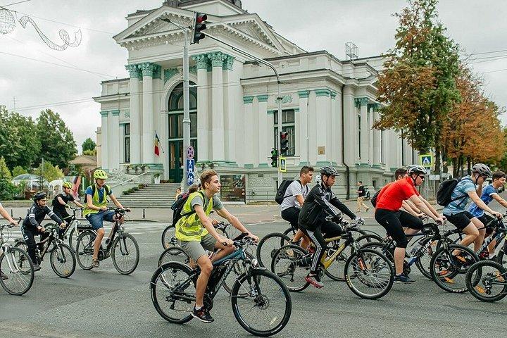 キシナウの隠れた名所を巡るガイド付き自転車ツアー