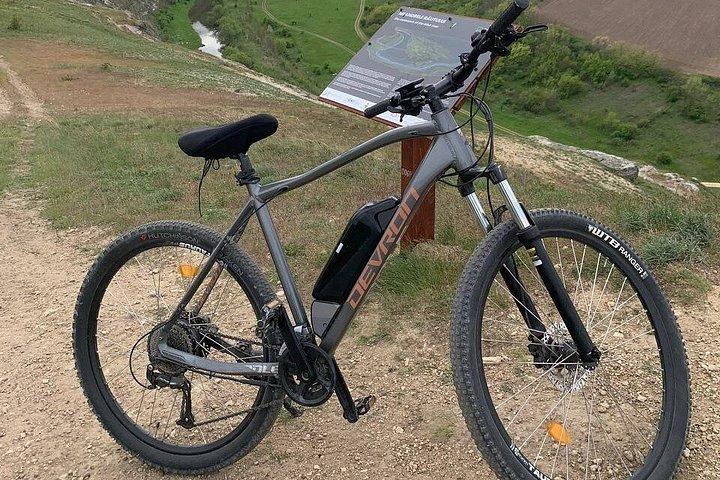 キシナウの隠れた名所を巡るガイド付き自転車ツアー