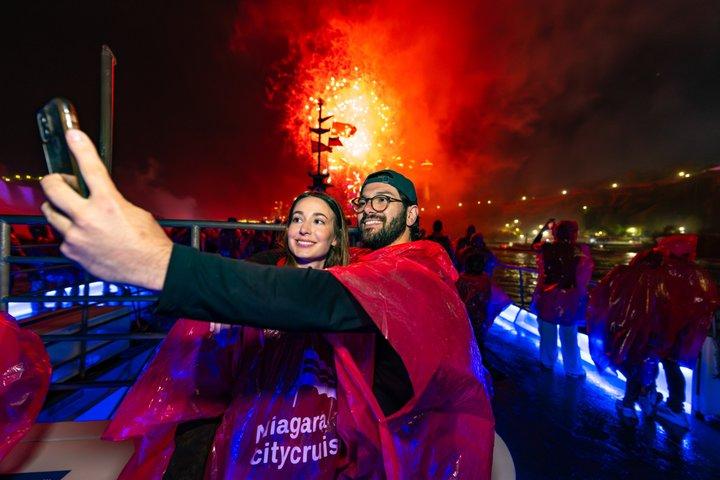 Tour Nocturno Premium a las Cataratas del Niágara : Crucero en barco con fuegos artificiales y cena