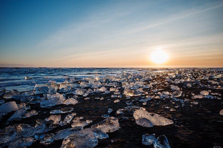 アイスランド南海岸への氷河ハイキング付き夏の2日間ツアー
