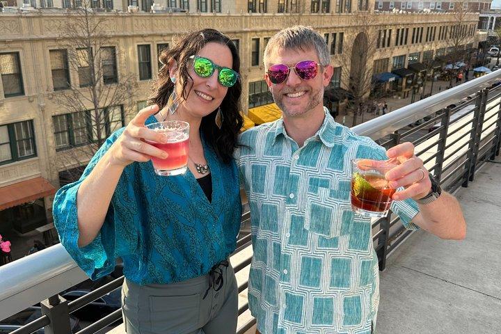 アッシュビル・ルーフトップツアーのカクテル、眺め、地元の物語