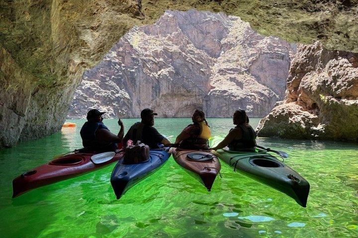 Excursão privada em Kayak Emerald Cave com Hotel Pickup