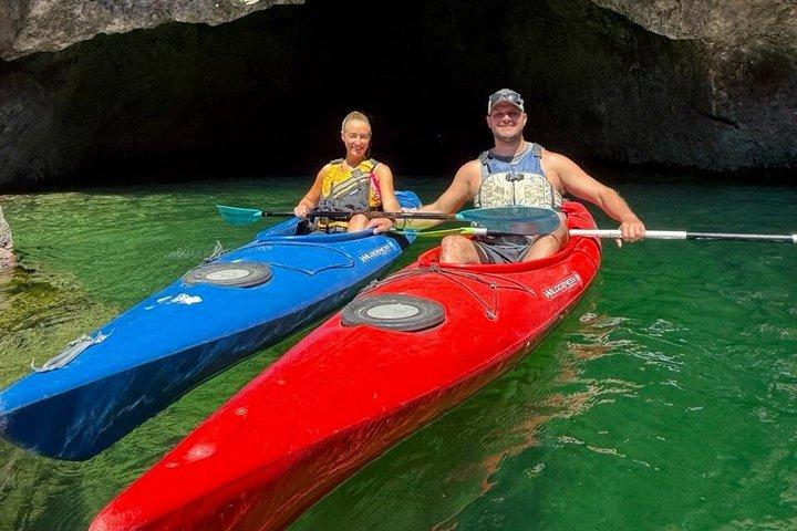 Excursão privada em Kayak Emerald Cave com Hotel Pickup