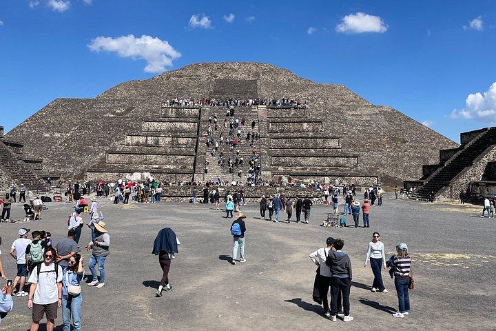 Balloon flight, Mexico City transport, Cave breakfast, Pyramids