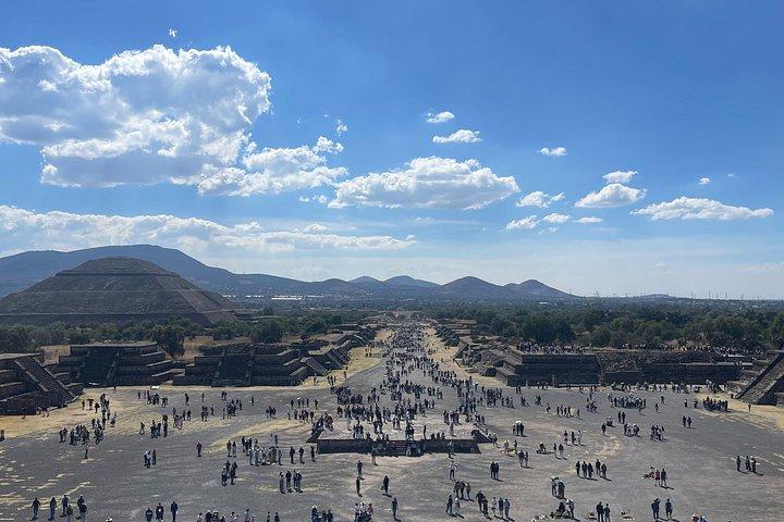 Balloon flight, Mexico City transport, Cave breakfast, Pyramids