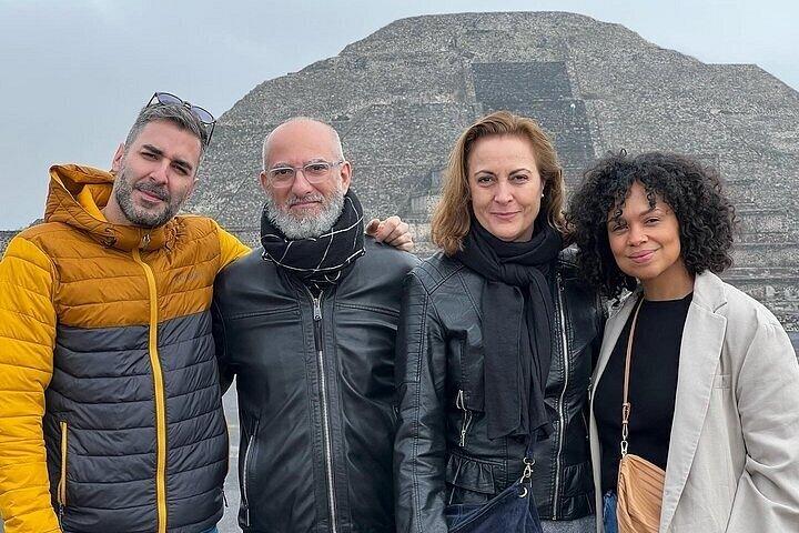 Balloon flight, Mexico City transport, Cave breakfast, Pyramids