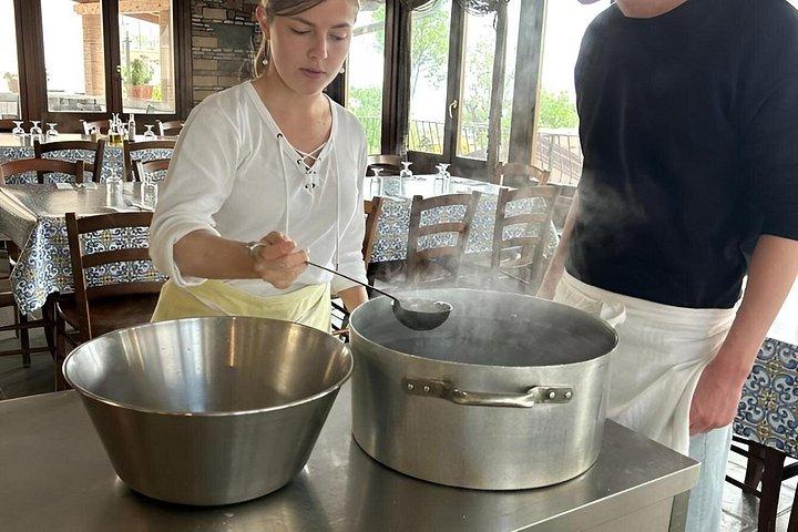アマルフィ海岸料理教室：パスタ、チーズ作り、ワイン無制限
