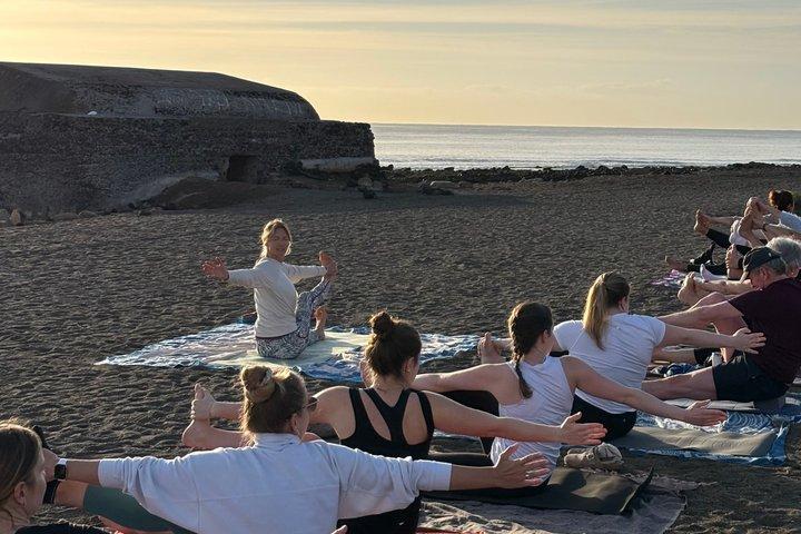 Yoga på stranden på Tenerife