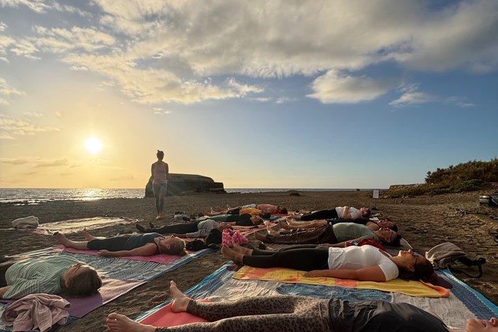 Yoga på stranden på Tenerife