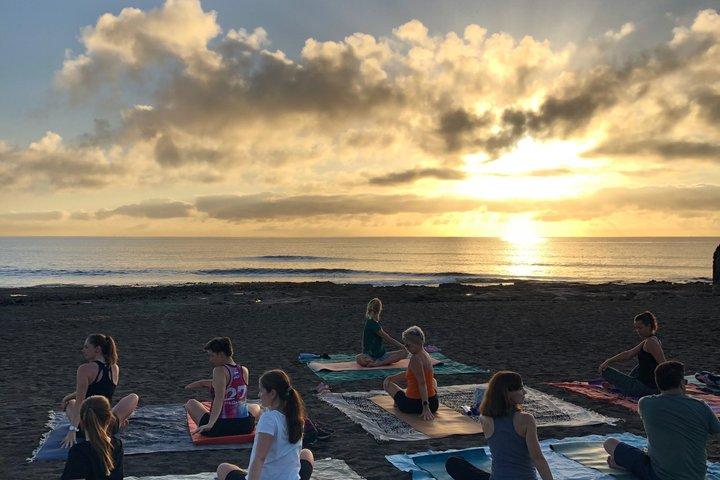 Yoga på stranden på Tenerife