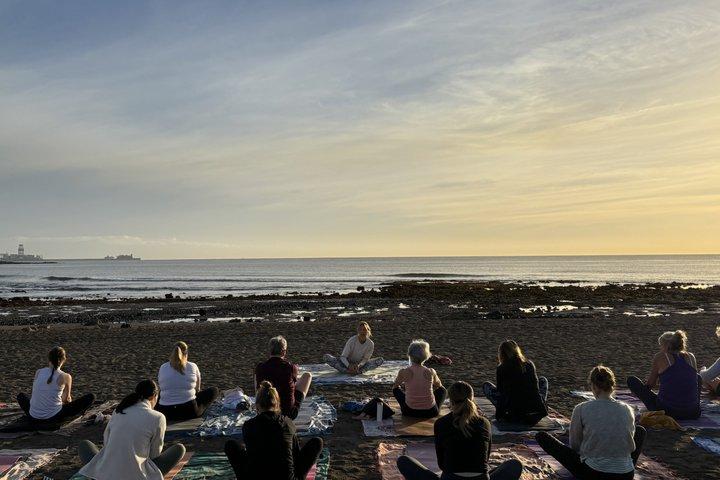 Yoga på stranden på Tenerife