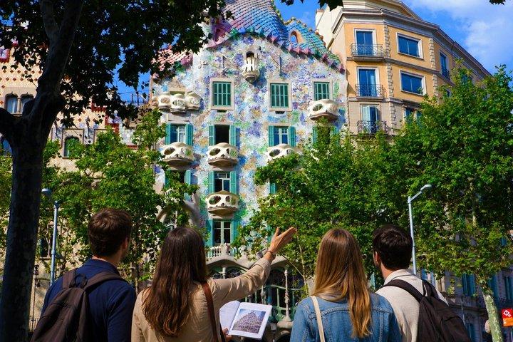 Barcelona Walking Tour: Gaudi's Masterpieces