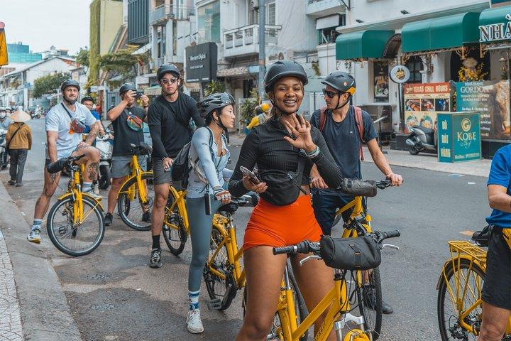 Saigon Bike Tour: Hidden Train Street, barco e templo flutuante