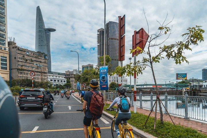 Saigon Bike Tour: Hidden Train Street, barco e templo flutuante
