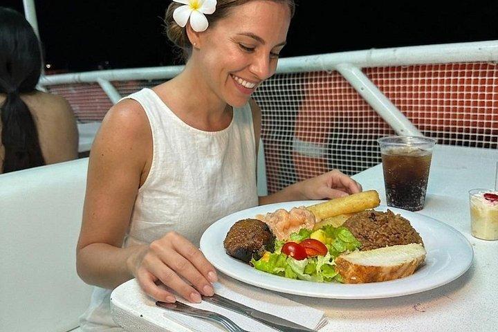 カルタヘナ湾のホワイトナイトツアー（オープンバーとディナー付き）