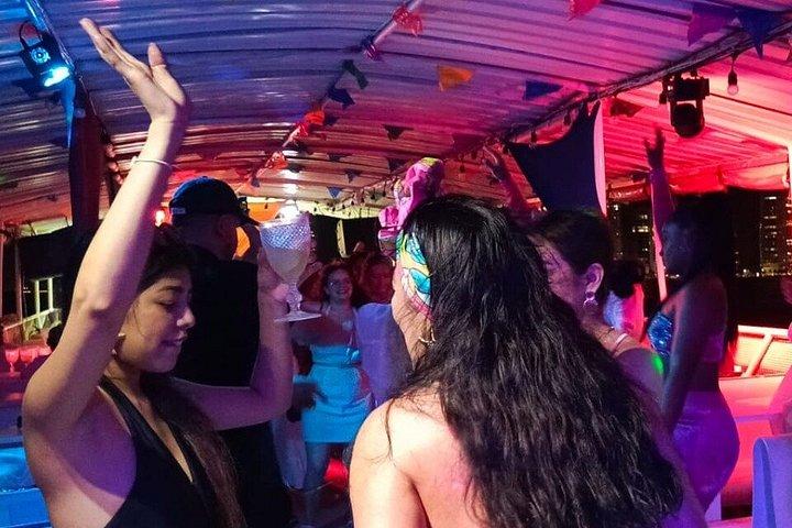 カルタヘナ湾のホワイトナイトツアー（オープンバーとディナー付き）