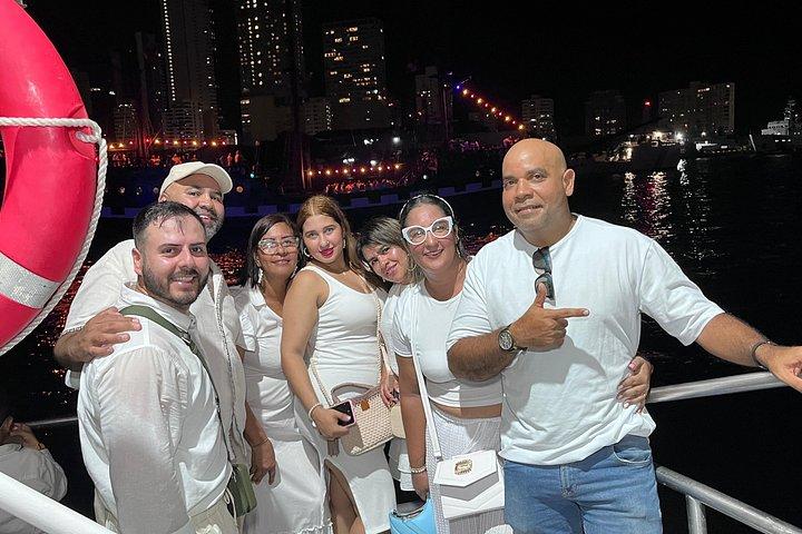 カルタヘナ湾のホワイトナイトツアー（オープンバーとディナー付き）