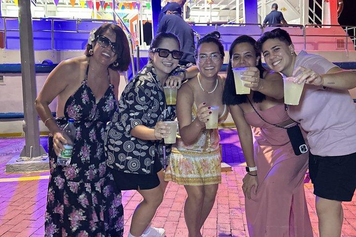 カルタヘナ湾のホワイトナイトツアー（オープンバーとディナー付き）